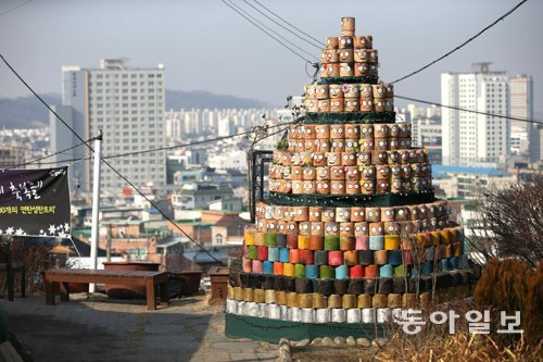 청주의 대표 명소인 수암골과 골목, 연탄 등을 주제로 한 수필과 시 공모전이 열린다. 사진은 지난해 말 연탄아트로 유명한 림민 작가의 제안으로 수암골 곳곳에 세워진 연탄재 크리스마스트리. 동아일보DB