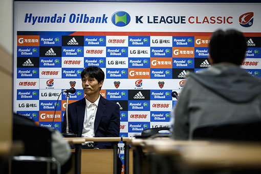 포항 최진철 감독이 24일 포항스틸야드에서 벌어진 광주와의 K리그 클래식 32라운드 홈경기에서 1-0으로 승리한 뒤 사퇴 의사를 밝히고 있다. 사진제공｜한국프로축구연맹