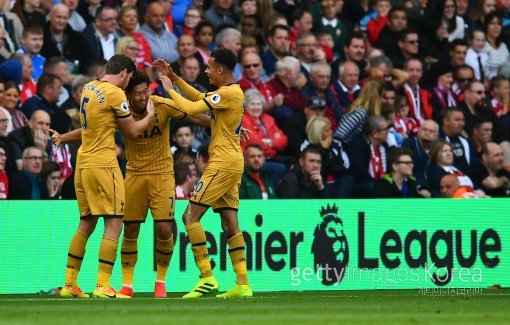 토트넘 손흥민(가운데)이 24일(한국시간) 미들즈브러와의 원정경기에서 2번째 골을 터트리자 팀 동료들이 다가와 축하를 건네고 있다. 토트넘은 2-1로 이겨 상승세를 이어갔다. 사진=ⓒGettyimages이매진스