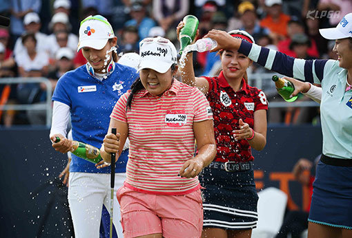 무명 골퍼 양채린(왼쪽에서 두 번째)이 25일 강원도 춘천의 엘리시안강촌 골프장에서 열린 KLPGA 투어 미래에셋대우클래식에서 데뷔 첫 우승을 차지한 뒤 동료들의 축하를 받고 있다. 상금랭킹 78위에 머물렀던 양채린은 이번 우승으로 상금 1억2000만원과 2년 동안의 투어 출전권을 보장받았다. 사진제공｜KLPGA