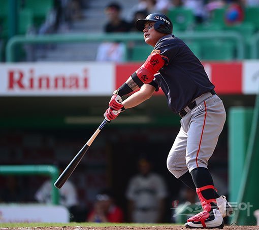 한화 김태균이 자신의 우상 장종훈을 또 한 번 뛰어넘었다. 그는 25일 문학 SK전 2점홈런을 포함해 4타수 2안타 4타점을 기록하며 한화 역대 통산 최다타점인 1147타점째를 올리며 종전 장종훈의 통산 1145타점 기록을 깼다. 인천｜김진환 기자 kwangshin00@donga.com