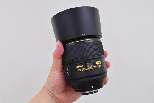 AF-S NIKKOR 105mm f/1.4E ED의 무게는 985g으로 묵직한데 이는 광학적 구조에 따른 것이다. (출처=IT동아)