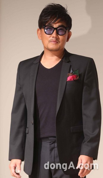 가수 이승철이 26일 오후 서울 한남동 더 힐 내 더줌극장에서 열린 데뷔 30주년 기념 라이브 DVD 발매 시사회 기자회견에 참석하고 있다. 동아닷컴 국경원 기자 onecut@donga.com