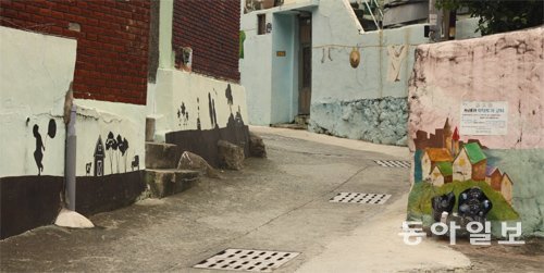 덕포시장 인근에 있는 ‘희망 디딤돌 벽화마을’ 모습. 지역 주민, 새마을금고 직원 등은 어두웠던 골목을 안전한 거리로 만들기 위해 이곳에 벽화를 그렸다. 부산=손가인 기자 gain@donga.com