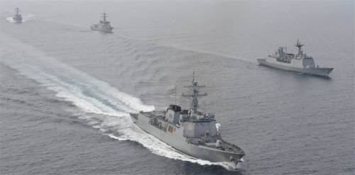 한미 해군이 26일 동해 북방한계선(NLL) 인근에서 이지스 구축함, 잠수함, 해상초계기 등을 동원해 북한의 지상 표적을 정밀 타격하는 훈련을 실시하고 있다. 해군 제공