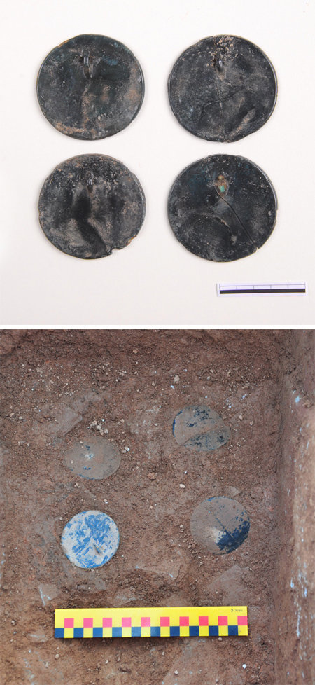 전남 함평군 해보면 상곡리에서 발견된 거울모양동기(경형동기) 4점(위 사진). 아래 사진은 초기 철기시대 석관묘에서 출토된 직후의 경형동기 모습. 지름이 약 6cm로 소형이다. 문화재청 제공