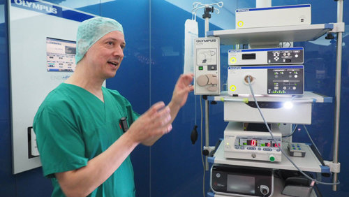 독일 함부르크 ‘아가플레시온 디아코니’ 병원 소속 수간호사 마틴 우터눌렌 씨가 수술실 통합 시스템 ‘SI’을 설명하고 있다. 수술대를 제외한 모든 장비가 공중에 매달려 있고 바닥에는 전선이 없어 공간이 넓고 간결했다. 올림푸스 제공