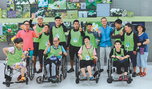 국립생태원이 주관하는 생태복지관광에 참가한 시민들이 기념촬영을 하고 있다. 국립생태원 제공