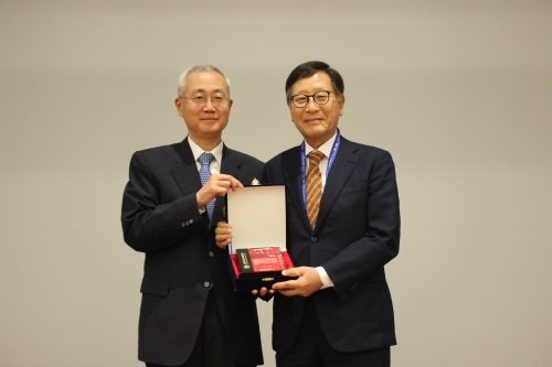대한척추신경외과학회 공로상을 수상하는 김영수 병원장(오른쪽).