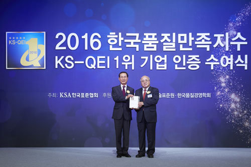 신일산업 송권영 부회장이 한국표준협회 백수현 회장으로부터 한국품질만족지수 선풍기 부문 1위 기업으로 수상을 받고 있다