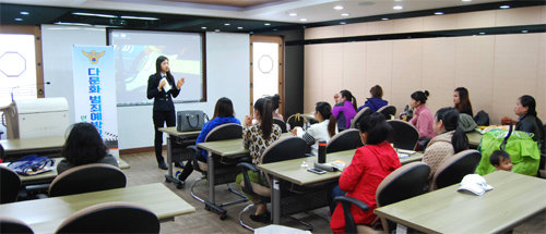 대덕경찰서가 이주 여성 등을 대상으로 인권 영화를 상영한 뒤 범죄 예방 교육을 하고 있다. 대덕경찰서 제공