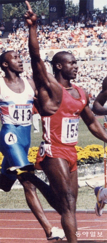 벤 존슨이 88 서울 올림픽 육상 남자 100m에서 1위로 들어오고 있다. 당시 그는 9초79로 세계기록을 세웠지만 도핑 테스트 결과 금지약물인 애너볼릭 스테로이드를 복용한 것으로 밝혀져 금메달을 박탈당했다. 동아일보DB