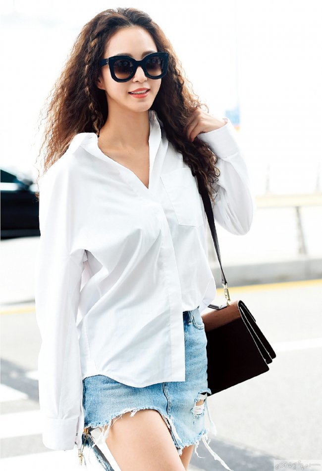 셔츠는 한쪽 단만 스커트 안으로 쏙 집어넣는 것이 시크하다! 파격적인 라면 머리의 부활을 알린 한예슬.