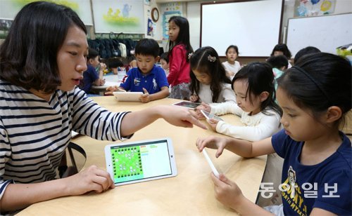 정부가 지난해 소프트웨어 교육 필수화 방침을 발표하자 사교육 시장에서 코딩 열풍이 불고 있다. 서울 강남구 신아유치원(사진)도 올해부터 만 4, 5세 아이들에게 태블릿 PC를 이용해 코딩 교육을 하고 있다. 전영한 기자 scoopjyh@donga.com