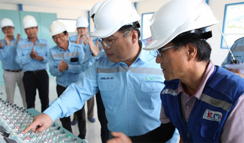 송치호 LG상사 대표이사(오른쪽에서 두 번째)가 인도네시아 감 광산 시험 생산 가동을 위해 설비 조작 장치를 누르고 있다. LG상사 제공