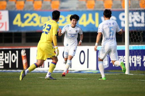 울산현대 김승준(가운데). 사진제공｜한국프로축구연맹