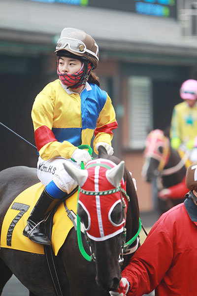 지난 11일 여자기수로서는 최초로 개인 통산 200승을 달상한 김혜선. 열정 체력관리 섬세함으로 남자들 중심의 세계에서 존재를 과시해온 그는 통산 300승과 대상경주 우승을 목표로 계속 달린다. 사진제공｜한국마사회