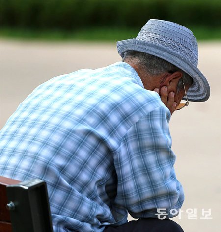 한 노인이 29일 서울 종로구 종묘공원의 의자에 혼자 앉아 생각에 잠겨 있다. 정부에 따르면 빈곤으로 힘든 노년을 보내는 고령자가 갈수록 늘고 있다. 전영한 기자 scoopjyh@donga.com