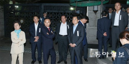 與 “정세균 의장, 美서 시계 400개 뿌려”… 정세균 측 “전임자도 선물”