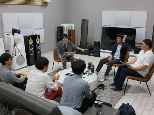 배순탁 작가와 세 명의 블로거가 청담 셰에라자드에서 LG V20의 사운드를 청음했다. (출처=IT동아)
