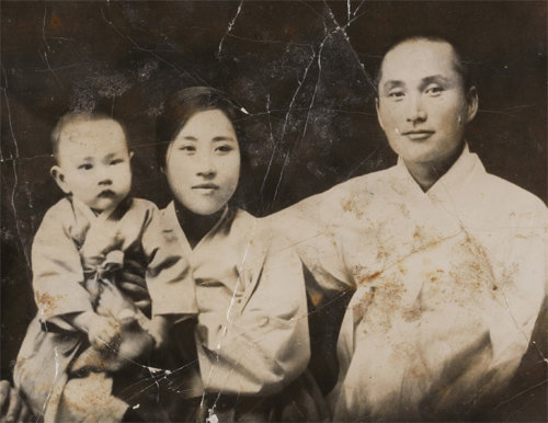 ‘단종애사’를 동아일보에 연재하던 1928년 무렵의 춘원 이광수(37세). 왼쪽은 재혼한 부인으로 한국 최초의 개업 여의사인 허영숙과 둘 사이의 첫 아이인 아들 봉근이다. 한미사진미술관 제공
