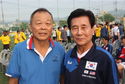 한국 OB팀의 김정남(오른쪽)과 말레이시아 OB 팀의 소친온. 이들은 1일 강원 춘천시 공지천구장에서 시합을 마친 뒤 밀린 이야기를 나누며 재회의 기쁨을 누렸다.