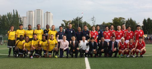 1일 강원 춘천시 공지천구장에서 한국과 말레이시아의 전 축구 국가대표들로 구성된 OB 팀 선수들이 시합에 앞서 기념촬영하고 있다.
