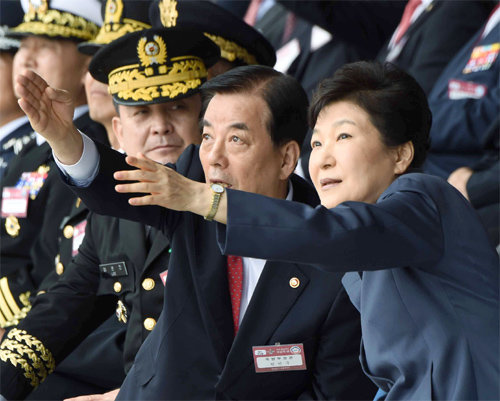 박근혜 대통령이 1일 충남 계룡대에서 열린 건군 제68주년 국군의 날 기념식에서 한민구 국방부 장관(박 대통령 왼쪽)으로부터 공군 특수비행팀 블랙이글에 대한 설명을 듣고 있다. 계룡=청와대사진기자단