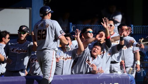 한화 김태균(52번)이 3일 잠실 두산전에서 KBO리그 최초로 단일시즌 300출루의 기록을 작성했다. 이날 김태균은 홈런 포함 4타수4안타4타점을 기록했다. 잠실 ｜ 김종원 기자 won@donga.com