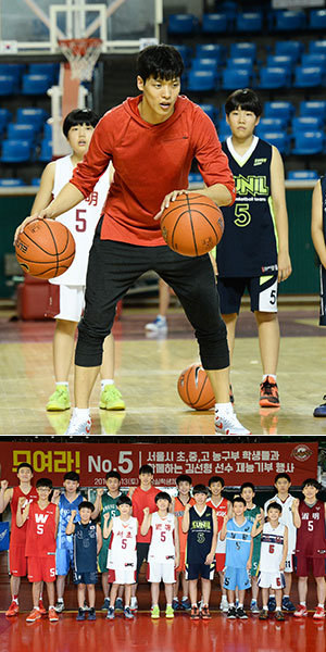 SK 김선형은 올 8월 재능기부 농구 클리닉인 ‘모여라! No.5’를 열어 서울지역 초중고 선수들을 대상으로 직접 스킬트레이닝을 지도하며 나눔을 실천했다. 농구계에서 재능기부의 아이콘으로 통하는 그는 “내가 받은 것을 농구가 발전하는 데 조금이나마 보탬이 될 수 있도록 돕고 싶다”며 웃었다. 사진제공｜KBL