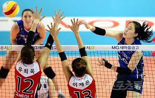 IBK기업은행 박정아(맨 오른쪽)가 3일 청주실내체육관에서 열린 KOVO컵 KGC인삼공사와 결승전에서 공격하고 있다. 청주｜김민성 기자 marineboy@donga.com