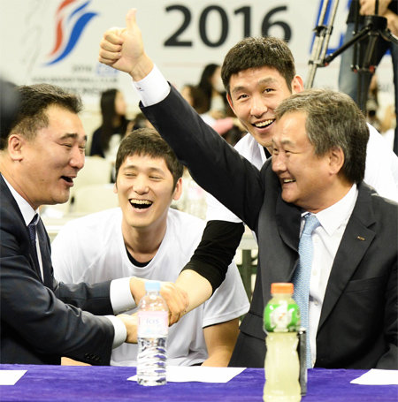 모비스 유재학 감독(오른쪽)이 신인 선수 1순위 지명권을 얻은 뒤 엄지를 치켜세우며 기뻐하고 있다. KBL 제공