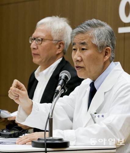 고 백남기씨 사망진단서 관련 이윤성 서울대병원 특별위원회 위원장과 백선하 담당 주치의가 3일 오후 종로구 서울대학병원 의학연구혁신센터에서 기자회견을 열고 있다. 원대연 기자