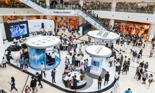 영등포 타임스퀘어에 마련된 ‘갤럭시 노트7’ 체험존에서 소비자들이‘갤럭시 노트7’의 기능을 체험하고 있다. 사진제공=삼성전자
