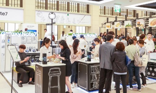 고속터미널 파미에스테이션에 위치한 ‘갤럭시 노트7’ 체험존에서 소비자들이‘갤럭시 노트7’을 체험하고 있다. 사진제공=삼성전자
