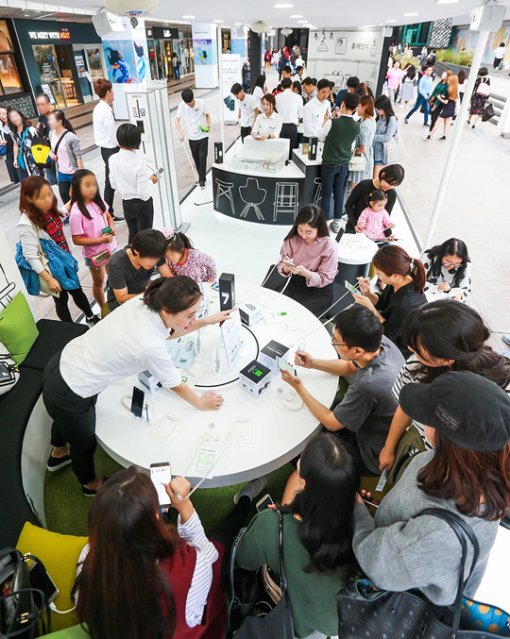 코엑스 밀레니엄 광장에 마련된 ‘갤럭시 노트7’ 체험존에서 소비자들이‘갤럭시 노트7’을 체험하고 있다. 사진제공=삼성전자