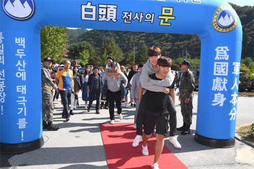 21사단 신병교육대 입영식 보충대를 거치지 않는 직접입영제 시행 첫날인 4일 강원 양구군의 21사단
신병교육대에서 장정과 가족, 지역 주민들이 참석한 가운데 입영식이 열리고 있다. 양구군 제공