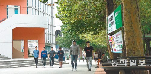 인하대와 일본 야마가타대 공동 조사 결과 한국과 일본 대학생 10명 가운데 8명이 ‘노력과 실력으로 성공하는 공정한 사회가 아니다’라고 생각하는 것으로 나타났다. 4일 인하대 학생들이 교정을 걷고 있다. 김영국 채널A 스마트리포터 press82@donga.com