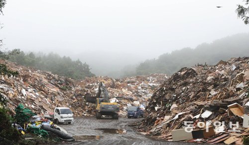 제주시 봉개동 쓰레기 매립·소각장이 포화상태를 이루면서 폐목재가 제대로 처리되지 못한 채 산더미처럼 쌓여 있다. 임재영 기자jy788@donga.com