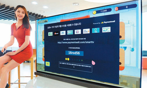 LG전자가 글로벌 온라인 결제서비스 회사인 페이먼트월과 손잡고 LG 웹 운영체제(OS) TV 전용 결제서비스를 4일 시작했다. 
4일 서울 영등포구 LG 트윈타워에서 LG전자 모델이 LG 웹 OS TV 전용 결제 시스템을 소개하고 있다. LG전자 제공