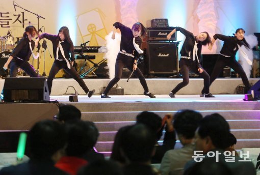 2일 열린 제12회 한일축제한마당 오프닝 공연에서 한국의 보이그룹 ＇빅스＇의 노래로 역동적인 공연을 보여주고 있는 ＇로자리오+크로스＇. 박경모 전문기자 momo@donga.com