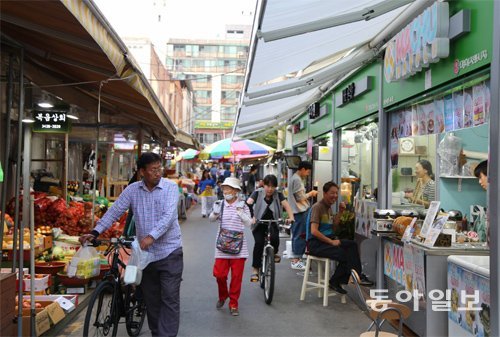 서울 강동구 양재대로 명일전통시장은 50년이 넘는 역사를 지녔으나 최근 주변에 대형마트가 생기며 위기를 겪었다. 강동구청과 
명일전통시장상인회는 30대 청년들을 위한 창업공간 ‘청춘마켓’(오른쪽 녹색 점포)을 신설하며 시장에 새로운 활력을 불어넣었다. 
이은택 기자 nabi@donga.com