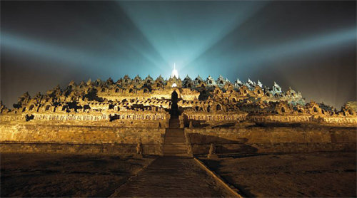 고도(古都) 욕야카르타의 불교 사원 ‘보로부두르’. 숲속에 있는 오래된 유적으로 캄보디아의 앙코르와트에 자주 비견된다. 인도네시아 관광청 제공