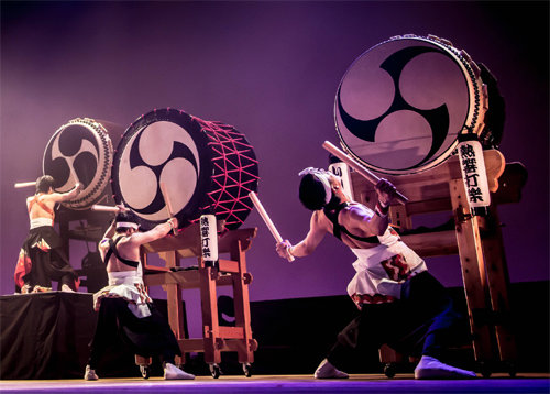 일본 전통 북 리듬과 가부키 무용인 사자춤을 융합시킨 야마다 준페이 열향타악 팀의 공연. 한일문화교류회의 제공