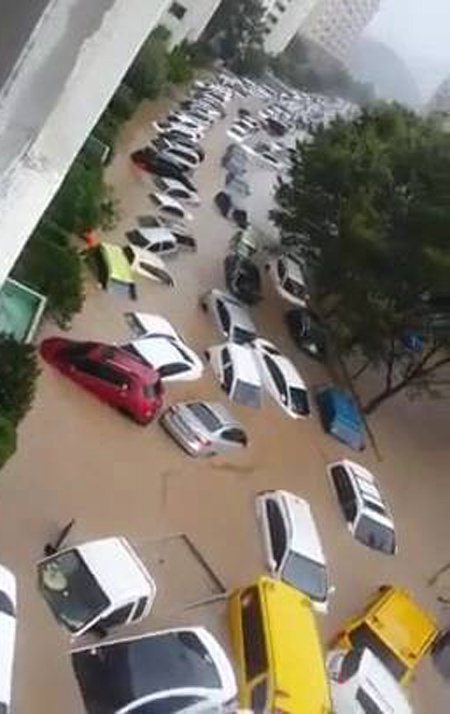 주차장에 차량 둥둥 태풍 차바의 영향으로 홍수가 발생한 울산 울주군의 한 아파트에 주차된 차량들이 삽시간에 불어난 빗물을 피하지 못하고 뒤엉킨 채 떠다니고 있다. 독자 제공