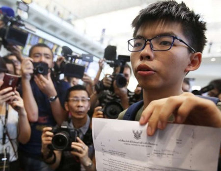 태국에 입국하려다 강제 출국 조치를 당한 홍콩 민주화 시위의 주역인 조슈아 웡이 5일 오후 홍콩 공항에 도착해 항의 성명을 발표하고 있다. 사진 출처 사우스차이나모닝포스트