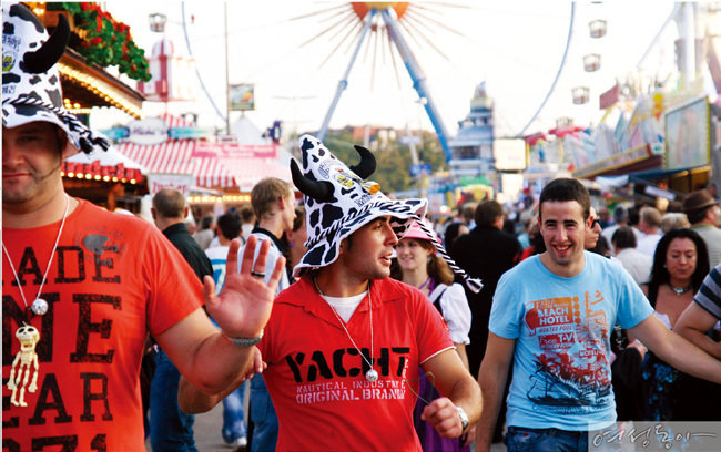 세계 3대 축제의 하나인 ‘옥토버페스트’에 흠뻑 취해 있는 사람들.