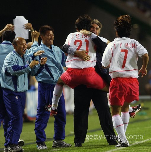 2002 월드컵 포르투갈전 당시 박지성과 포옹한 히딩크. 사진=ⓒGettyimages이매진스