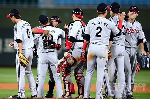 ‘우리가 4위다!’ LG 선수들이 6일 사직 롯데전에서 4-1로 승리한 뒤 덕아웃에 모여 함께 기뻐했다. 이날 승리로 LG는 시즌 4위를 확정했다. 와일드카드 결정전 1차전도 10일 잠실에서 열린다. 사직｜김민성 기자 marineboy@donga.com