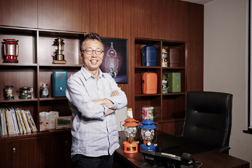 115년 전통을 자랑하는 글로벌 캠핑 브랜드 콜맨 한국지사의 대표이사를 맡고 있는 양두봉 대표. ‘전통의 힘은 품질에서 나온다’는 양 대표는 “우보산행의 자세로 천천히, 그러나 멀리 가겠다”고 말했다. 사진제공｜콜맨코리아